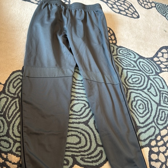 Under Armor youth size large  steel color - Picture 5 of 6